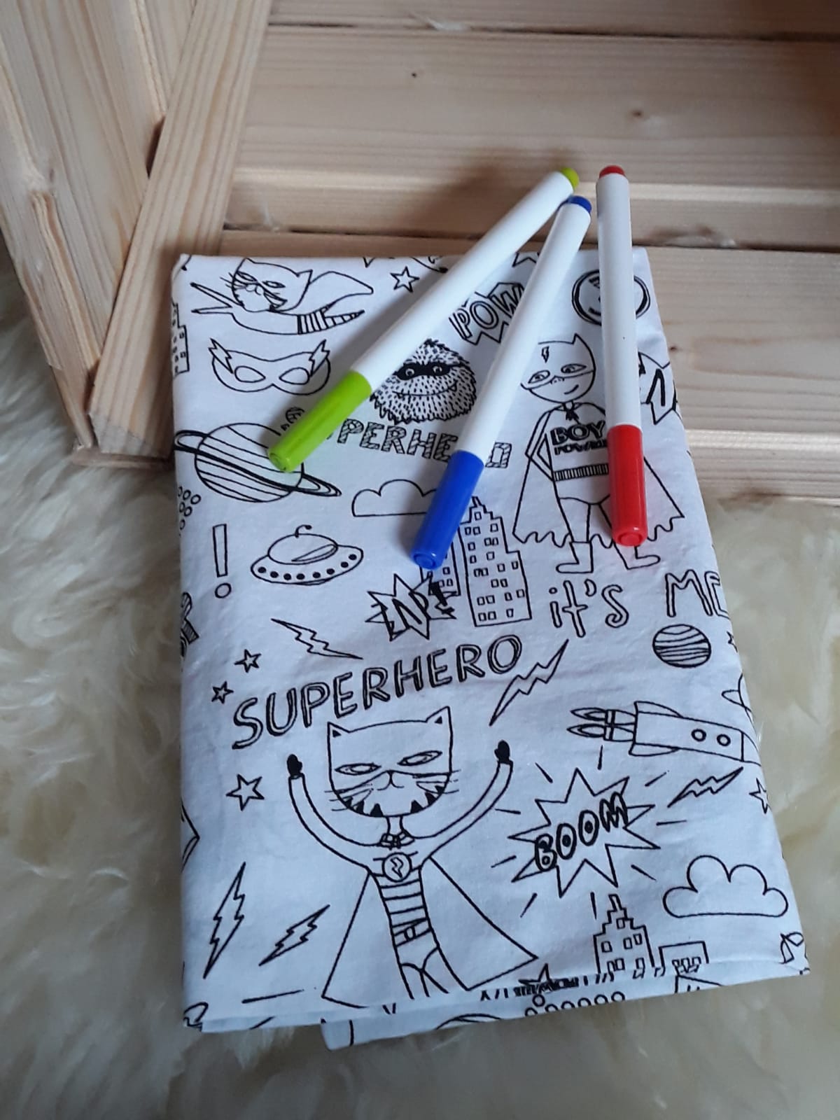 Kissenhülle Superhero
mit 3 Textilstiften (Farbe nicht frei wählbar) 13€
100% Baumwolle
Maschinenwaschbar bei 40°C